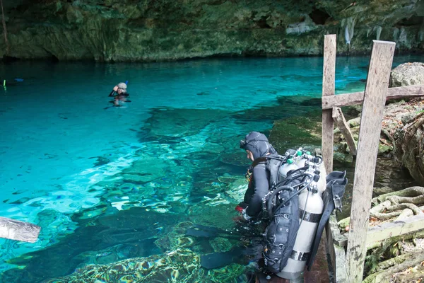 Buceo en un cenote, México — Foto de Stock