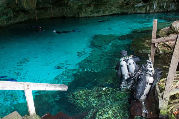 Dykning i en cenote, Mexiko — Stockfoto