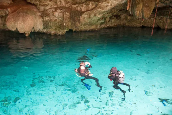 Mergulho em um cenote, México — Fotografia de Stock