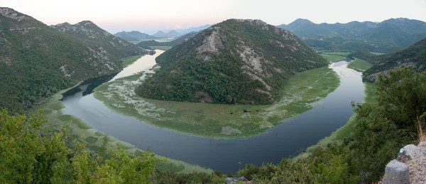 Crnojevica řeka do národního parku Skadarské jezero, Černá Hora — Stock fotografie