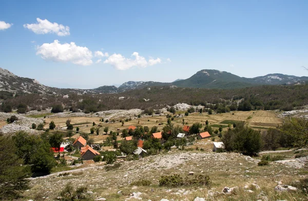 Piccolo villaggio di montagna in Montenegro — Foto Stock