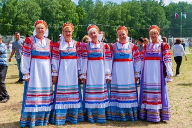 Ufa, Chishmy, Rusya, 06.05.2021. Ulusal Tatar-Beşir bayramı Sabantuy. Rus ulusal elbiseli yaşlı kadınlar.