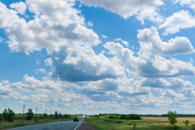 Gökyüzünün manzarası Ufuk çizgisinden ayrılan güzel bulutlarla.