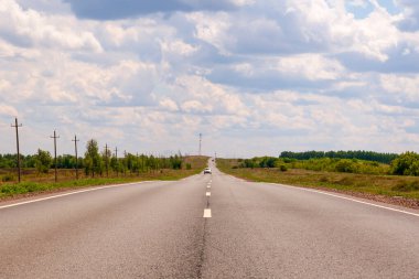 Gökyüzünün manzarası Ufuk çizgisinden ayrılan güzel bulutlarla.