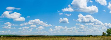 Rusya 'da güzel bulutları olan mavi gökyüzü manzarası.
