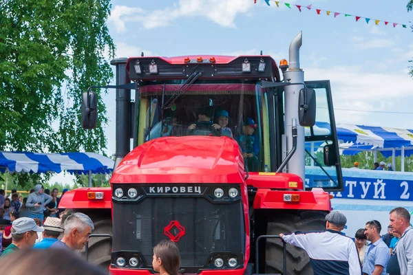 Ufa Chishmy Russia 2021 国立タタール バシュキルの休日サバントゥイ 農業機械の展示会 トラクター キロヴェッツ トラクターを運転する子供たち — ストック写真