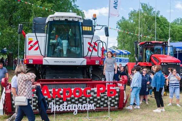 Ufa, Chishmy, Rusya, 06.05.2021. Ulusal Tatar-Beşir bayramı Sabantuy. Hasat aracı ACROS 595 Plus 'ı birleştirin. Çocuklar tarım makinelerini öğrenirler..