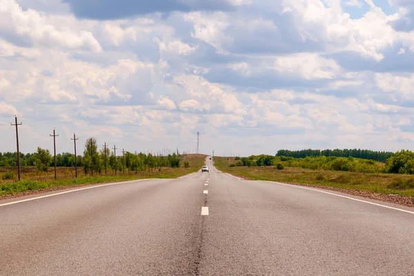 Gökyüzünün manzarası Ufuk çizgisinden ayrılan güzel bulutlarla.