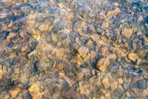 透明な水の中から見える弱々しい底 — ストック写真