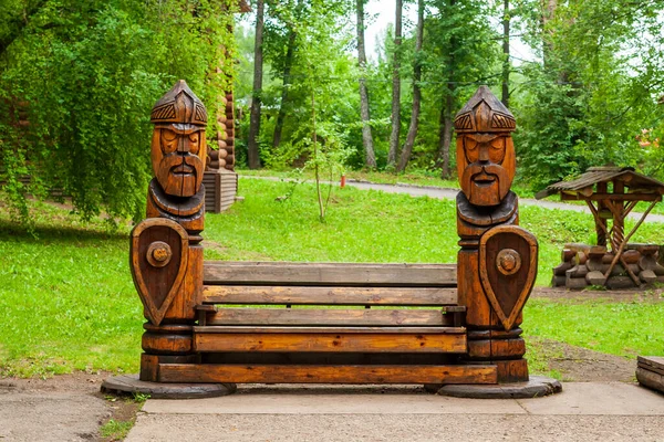 俄罗斯昆古尔 2021年7月22日一种风格独特的木制长椅 由两名俄罗斯英雄组成 这个旅游胜地的地盘是昆古尔冰洞 — 图库照片
