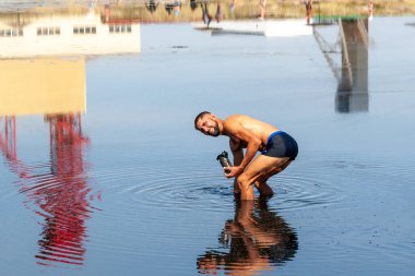 Çamur gölünde çamur toplayan bir adam. Sol-Iletsk 'in tuzlu, çamurlu, tıbbi gölleri..