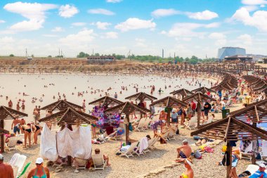 Sol-Iletsk, Rusya, 07.06.2021. Razval Gölü. Salt Lake Sahili Razval 'ı en iyi mevsimde. Sol-Iletsk tatil köyü.