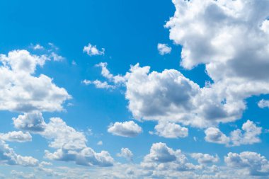 Arka plan olarak Stratocumulus bulutları mavi gökyüzüne karşı. Stratocumulus bulutları. Güneşe karşı bulutlar.