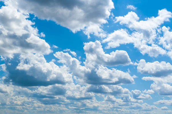 Stratocumulus Chmury Błękitnym Niebie Chmury Przeciw Słońcu — Zdjęcie stockowe