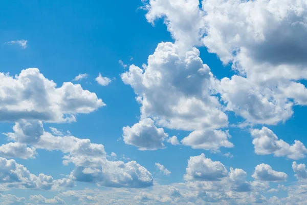 Niebieskie Niebo Chmurami Jako Tłem Chmury Stratocumulus — Zdjęcie stockowe
