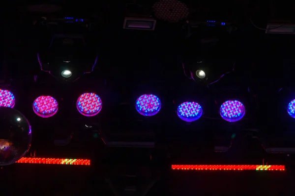 Farklı Renkte Fenerler Yakıyor Sahnenin Üstünde Işıklandırma Ekipmanı — Stok fotoğraf