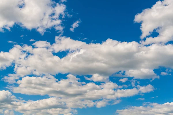 Langit Musim Panas Dengan Awan Putih Awan Putih Melintasi Langit — Stok Foto