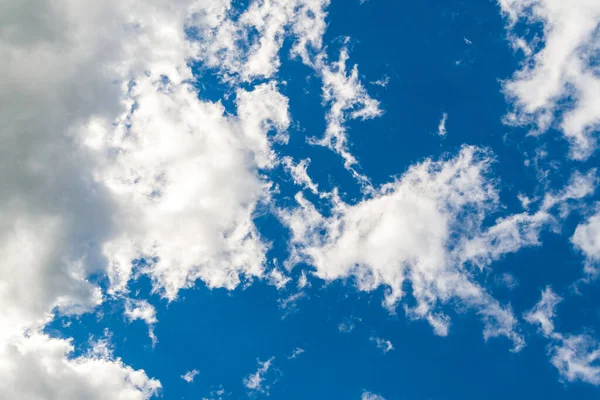 Duża Chmura Oświetlona Podświetlonym Słońcem Błękitne Niebo Białymi Chmurami Jako — Zdjęcie stockowe