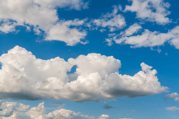 Langit Biru Dengan Awan Putih Awan Adalah Kuda Kuda Putih — Stok Foto