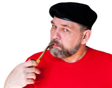 Adam pipo içiyor ve bize bakıyor. Kırmızı tişörtlü, gri sakallı, siyah bereli, tüttürme piposu olan, beyaz tenli orta yaşlı bir adam..