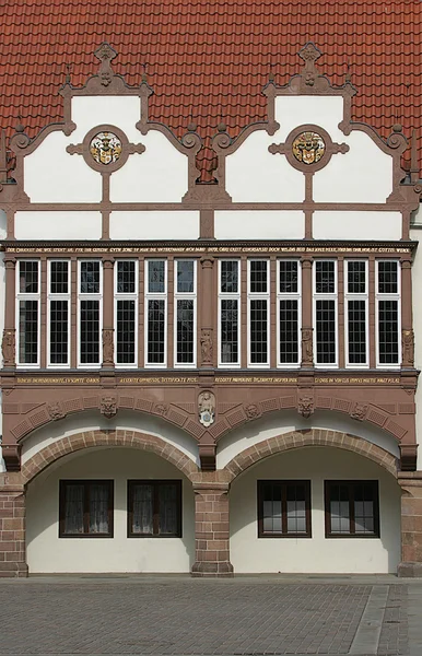 Fachada da janela histórica da baía do edifício — Fotografia de Stock