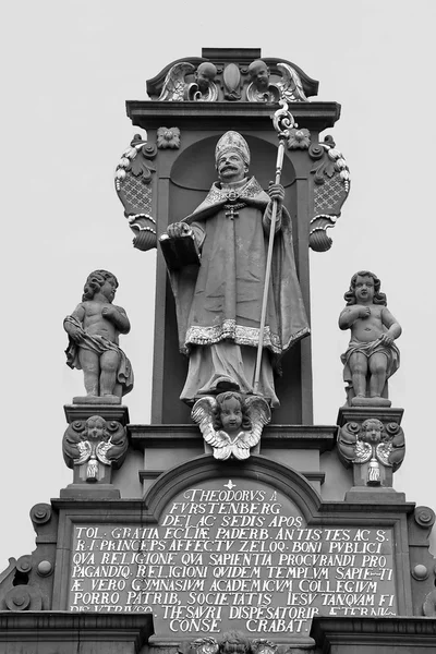 Rzeźby na fasadzie Wydziału teologische, paderborn — Zdjęcie stockowe