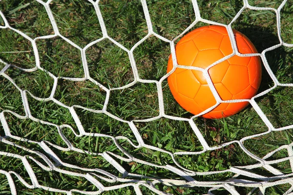 Pallone da calcio in rete — Foto Stock