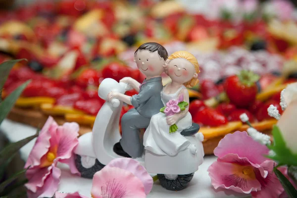 pasta üzerinde yeni evliler