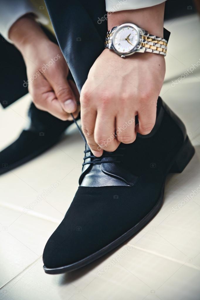 Men laceing his shoes