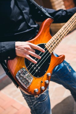 Gitar, el davul