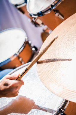 Gitar, el davul