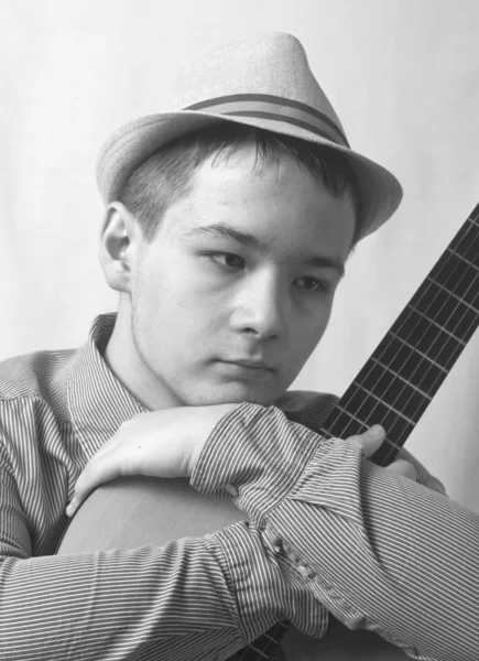 dalgın genç gitar ile