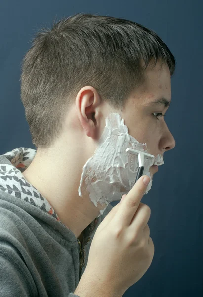 Adolescente primero afeitado —  Fotos de Stock