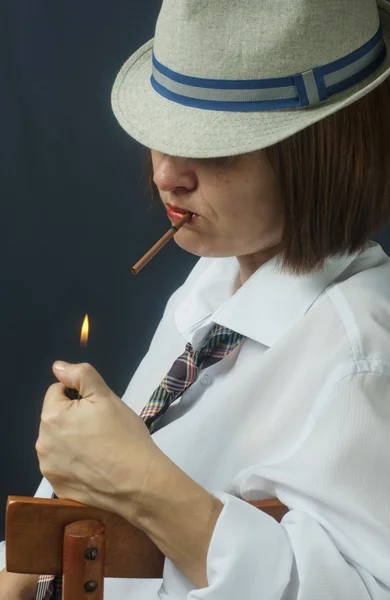 Orta yaşlı kadın bir sigara yakıyor