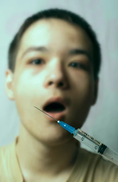 verheugd huwelijksfeest paar verbergen van regen - portret