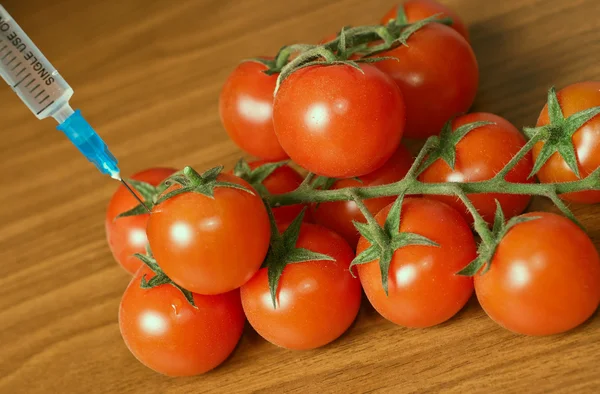 Siringa iniettando pomodoro Immagine Stock