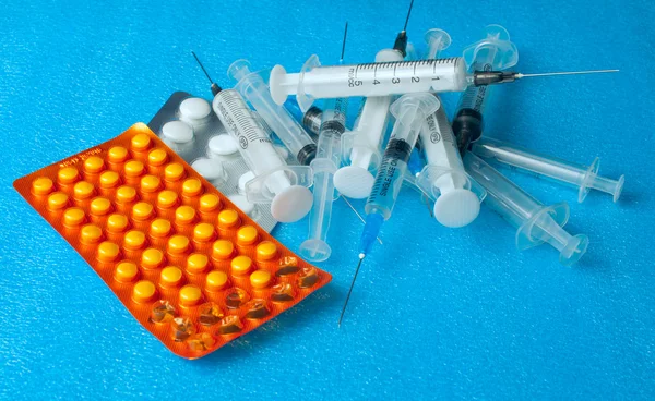 şırıngalar ve tabletler