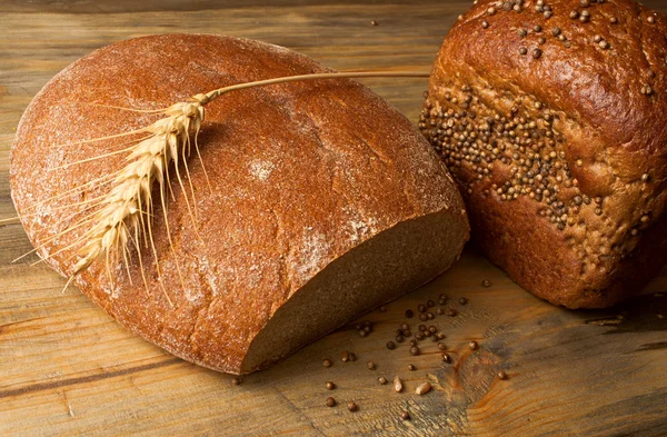 Tahta bir masada ekmek.