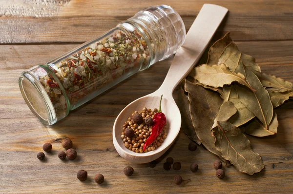 Masanın üzerine baharat