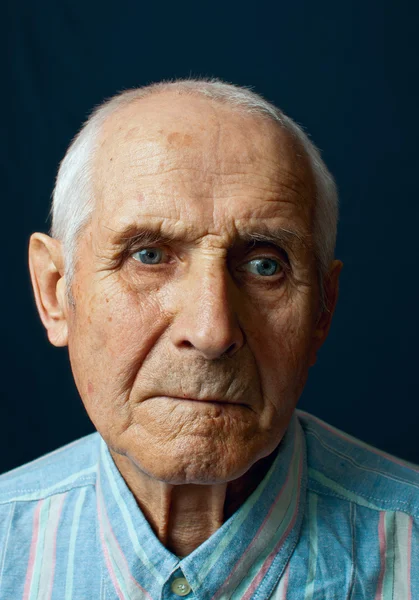 dalgın yaşlı adam