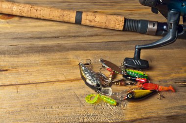 kaşık, sallananlarla, silikon yem ve ahşap bir masa üzerinde iplik