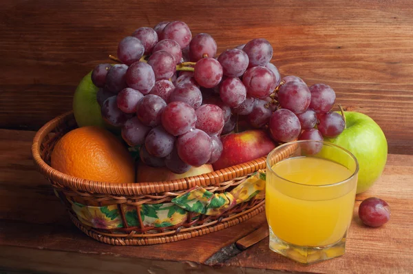 ve bir sepet meyve suyu bir bardak