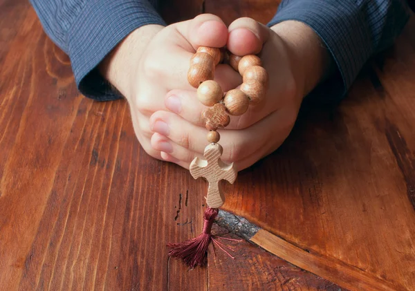 bir gencin elinde tespih