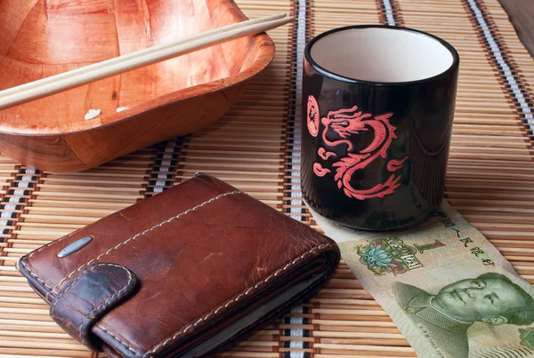 Kupa, tabaklar, yemek çubukları, çanta ve bambu peçeteye bill