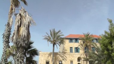 eski Jaffa'nın kalbinde mavi perde ile taş ev