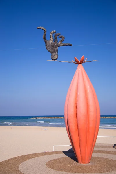 Estátua em uma praia — Fotografia de Stock