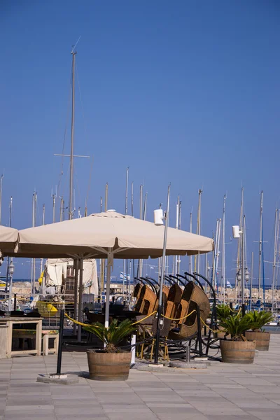deniz kıyısındaki Café