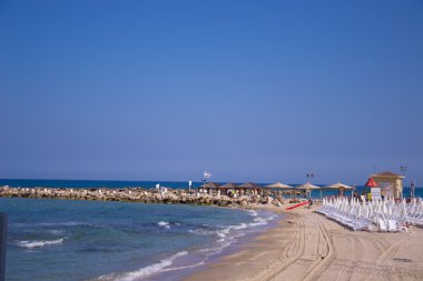 plaj şemsiye ve şezlong üzerinde kum.