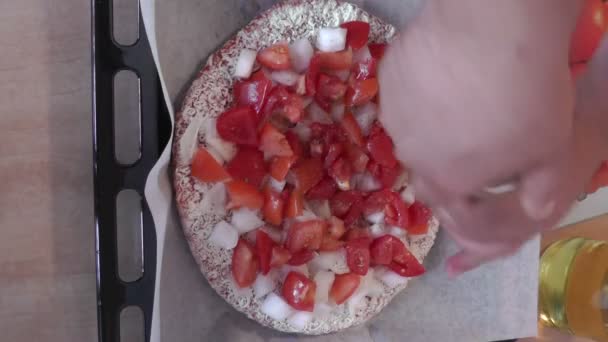 Делать пиццу — стоковое видео