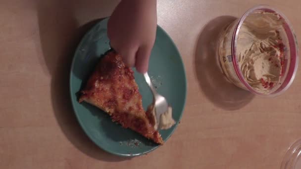 Pizza och humus — Stockvideo